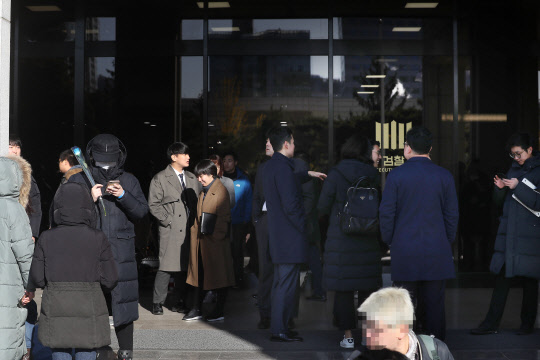 '조국 소환' 소식에 허탈한 취재진      (서울=연합뉴스) 신준희 기자 = 14일 서초동 서울중앙지검 입구에서 조국 전 장관의 검찰 소환 취재를 위해 기다리던 기자들이 비공개 소환 소식을 접한 뒤 허탈한 표정을 짓고 있다.       왼쪽 꽃을 든 사람들은 조 전 장관 지지자들. 2019.11.14      hama@yna.co.kr  (끝)